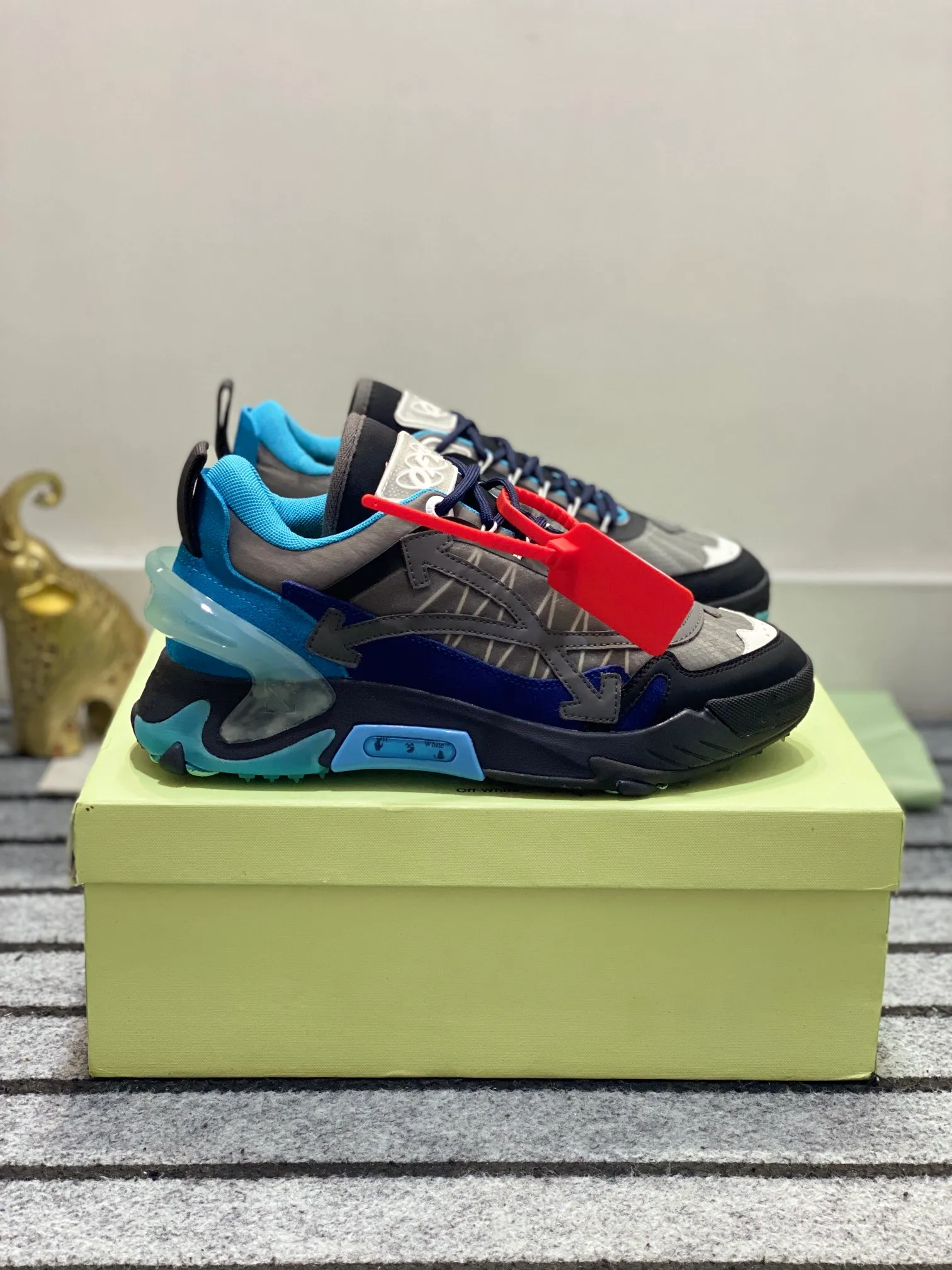 Men's shoes 💰640🌼【New】High-end boutique-OFF-WHITE x Air Jordan】1 The joint shoe design has been highly concerned by everyone. The new shoes are shown in the popular Chicago bull white and yellow LOGO color scheme. The shoe body is made of cowhide stitching and other materials. In addition to the X hidden on the inside of the leather, the oversized Swoosh, OFF-WHITE for Nike, and Air Jordan 1Birth information and the word AIR are displayed on both sides of the shoe, and OFF-WHITE's iconic details can be seen on the TPU sole and insole. You can choose a pair if you like the style. Size: 38-45 (45 customized